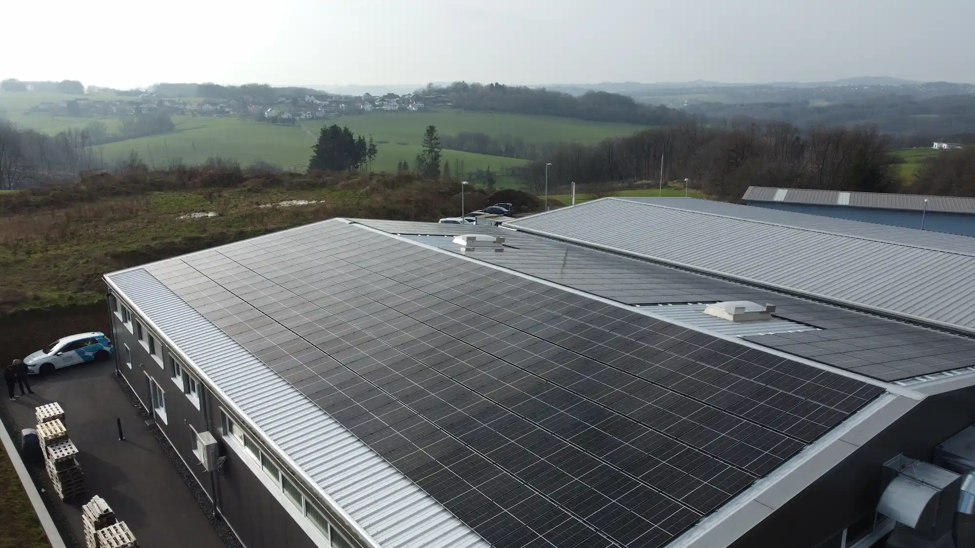 photovoltaik Investition Unternehmen, Photovoltaikanlage für Gewerbe, Solarstrom Unternehmen Kosten, Photovoltaik Gewerbe Förderung, Rendite Photovoltaik Anlage, Amortisation Photovoltaik Unternehmen, Solaranlage Kosten Nutzen, Energieautarkie Unternehmen, Gewerbliche Solaranlage installieren, PV-Anlage für Firmen, Firmengebäude Photovoltaik, Stromkosten senken Unternehmen, Solarenergie Wirtschaftlichkeit Gewerbe, Solarstrom Eigenverbrauch Unternehmen, Nachhaltige Investition Unternehmen, Solaranlage Amortisationszeit, Unternehmensdach Photovoltaik nutzen