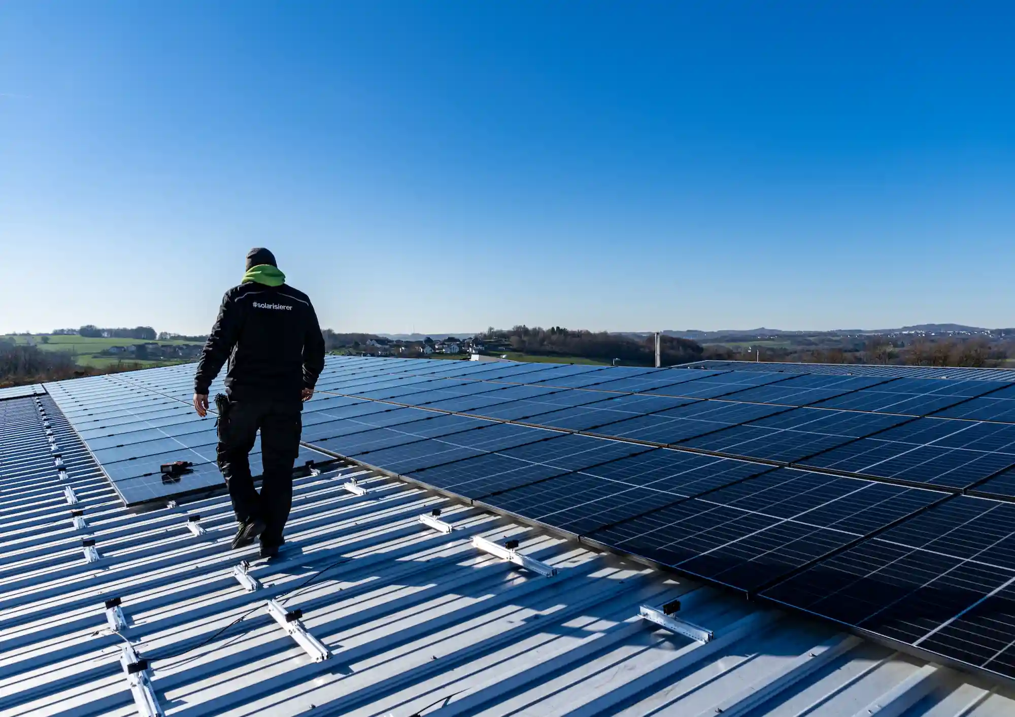Photovoltaikanlagen-für-Unternehmen-solarisandmore-solaranlage-pvanlage-photovoltaikanlage-gewerbe-gewerbekunden-unternehmen-unternehmer-kosten-senken-energieeffizenz-