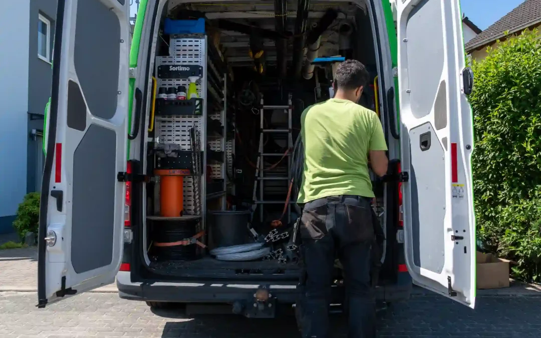 Service-Fahrzeug von SOLARIS vor einem Kundenhaus in der Region