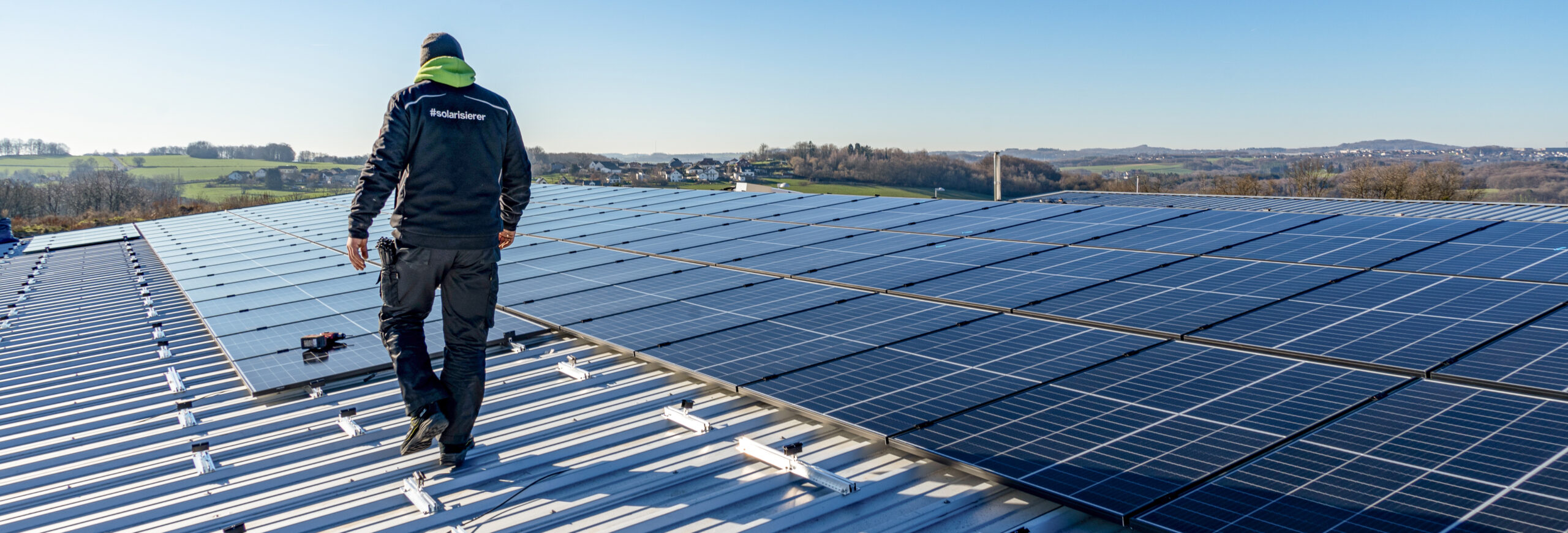 PV_Anlage_Mitarbeiter_ solarisandmore-hennef-rheinsiegkreis-solar-solaranlagen-pv-photovoltaik-erneuerbare-energien-solarmodul-kosten-kosteneffizienz-pvanlagen