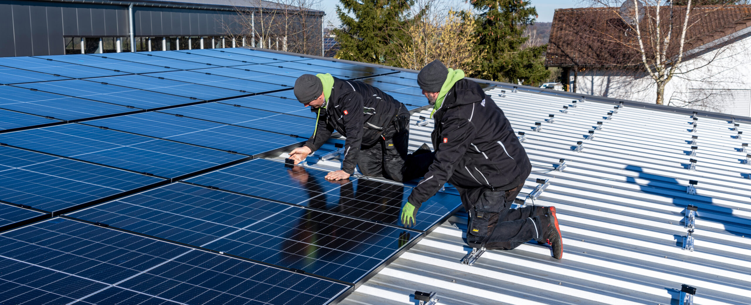 PV_Anlage_Mitarbeiter_V2_ solarisandmore-hennef-rheinsiegkreis-solar-solaranlagen-pv-photovoltaik-erneuerbare-energien-solarmodul-kosten-kosteneffizienz-pvanlagen